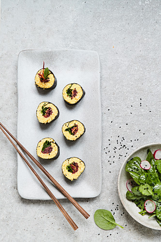 Sushi mit Kurkuma-Blumenkohlreis