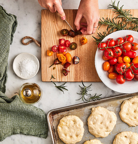 Mini Focaccia mit Tomaten und Rosmarin zubereiten