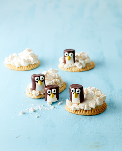 Penguins on ice floes (chocolate-coated marshmallows, biscuits and marshmallows)