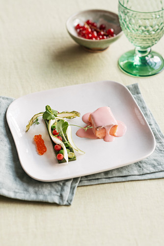 Seeforelle mit Johannisbeerbutter, dazu eine Kresse-Brot-Tafel mit süß-sauer eingelegten Johannisbeeren und Erbsen