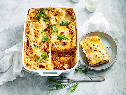 Klassische Lasagne in Form, ein Stück auf Teller