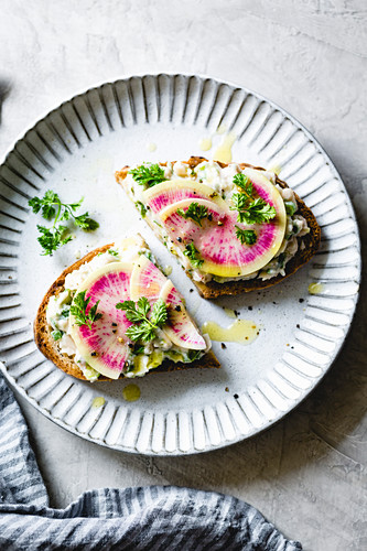 Tartine mit weisser Bohnencreme und Wassermelonenrettich