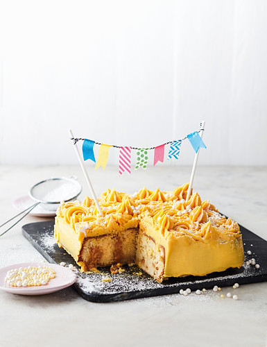 Festtagstorte 'Poke Cake' mit Karamellfüllung