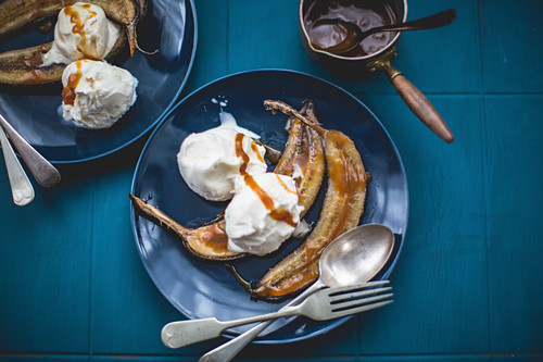 Roasted bananes with icecream and caramel sauce