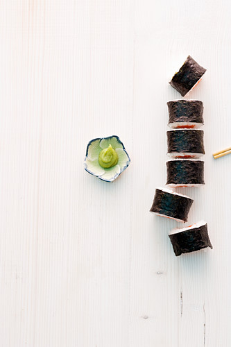 Maki-Sushi mit Fisch und Wasabi