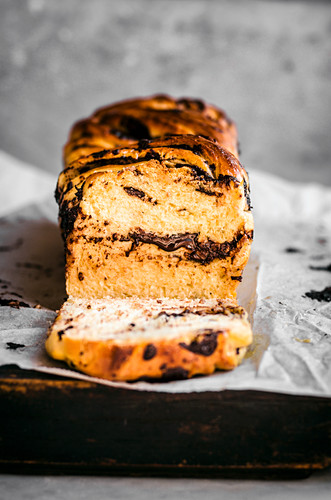 Schokoladen-Babka mit Honig, angeschnitten (Osteuropa)