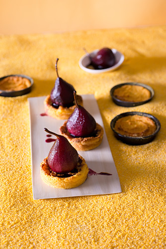 Polenta Tartelettes mit Rotweinbirnen