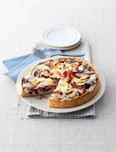 Kartoffelkuchen mit Rotkohl, Äpfel und Speck