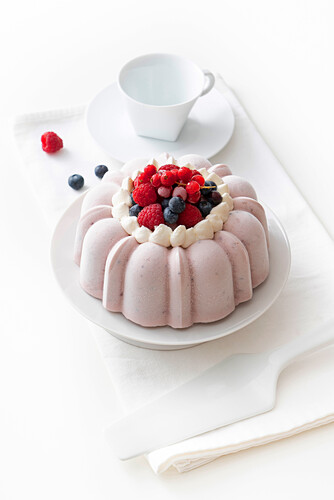 Yogurt bavarese cake with berries