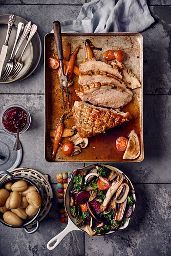 Schweinekrustenbraten mit Ofengemüse und Pellkartoffeln