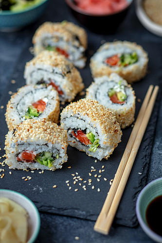 Hausgemachte Uramaki mit Lachs