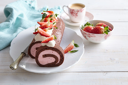 Cocoa roll with custard cream and strawberries