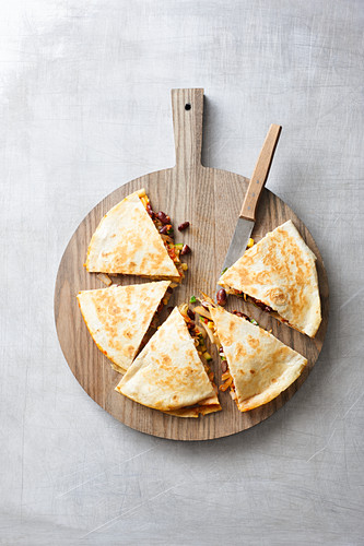 Mexican courgette and pepper quesadillas with kidney beans