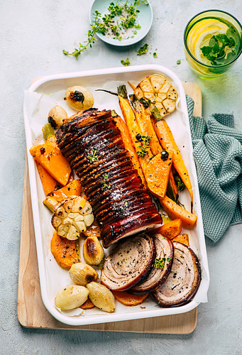 Gerollter Schweinekrustenbraten mit Gemüse