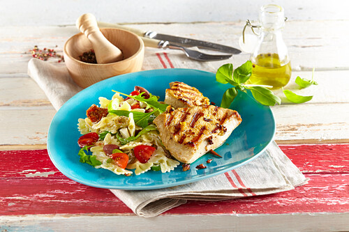 Gegrillte Putenbrust mit Nudelsalat