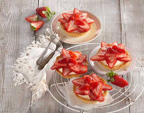 Tartlets with vanilla cream and strawberries