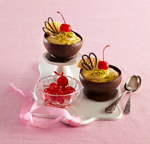 Chocolate bowls with caffee honey cream