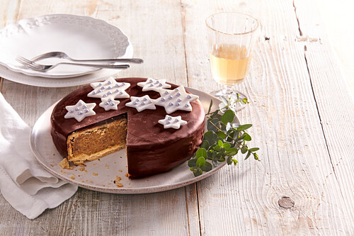 Weihnachtlicher Schokoladenkuchen, angeschnitten