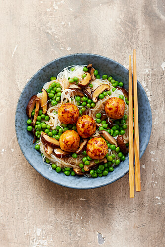 Reisnudel-Bowl mit Gemüsebällchen, Erbsen und Shiitake