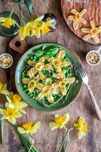 Daffodil pasta with green peas and asparagus