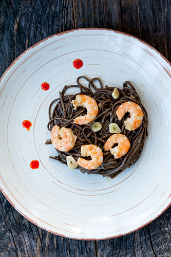 Black pasta with shrimps and sweet chili sauce