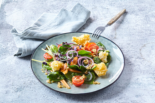 Spinach salad with cheese croquettes