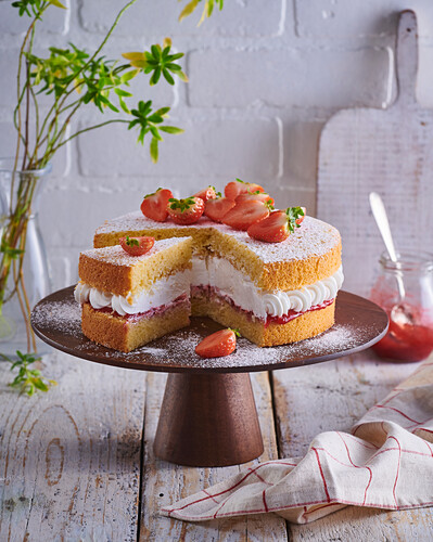 Victoria Sponge Cake mit Sahne und Erdbeermarmelade