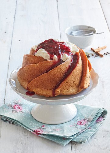 Hefe-Kranzkuchen mit Sirup, Sahne und Sauerkirschen