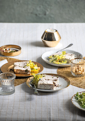 Hühnchen-'Torrone' mit Mandeln und Sahne