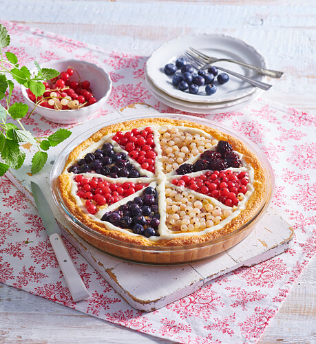 Sweet pie with quark and fresh berries