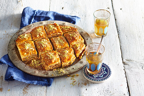 Baklava serviert mit Tee in Gläsern