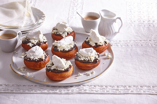 Bayerische Krapfen mit Quarkcreme und Pflaumenmus