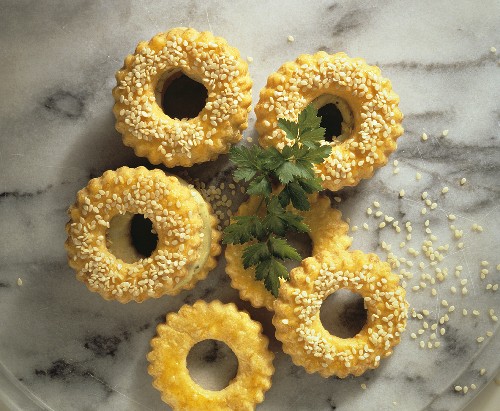 Cheese biscuit rings with gorgonzola cream
