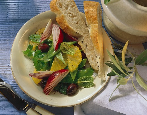 Zuckerschotensalat mit Orangenscheiben und Oliven