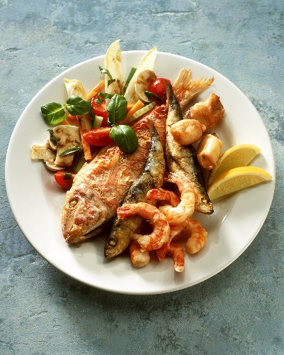 Fritto misto de mare (fried seafood on salad)