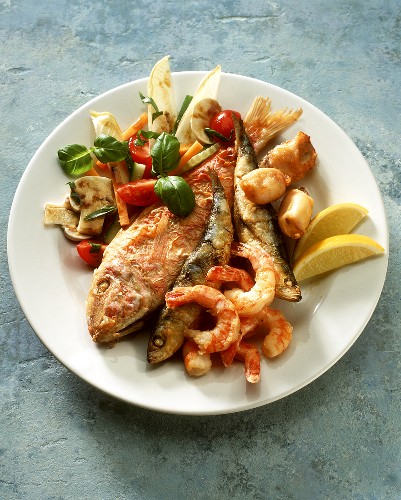 Fritto misto di mare (Gebackene Meeresfrüchte auf Salat)