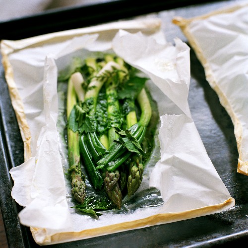 Green asparagus with herb butter baked in paper