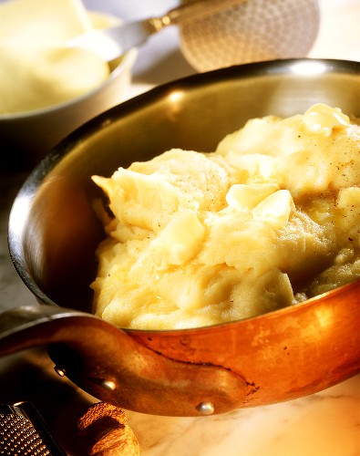 Kartoffelpüree mit Butterstückchen darauf in der Pfanne