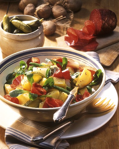 Kartoffelsalat mit Gurke, Salami und Feldsalat