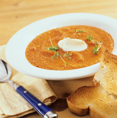 Pürierte Paprikasuppe mit Kresse und Toastbrot