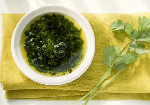 Kanarische Koriandersauce (Mojo cilantro) im Schälchen