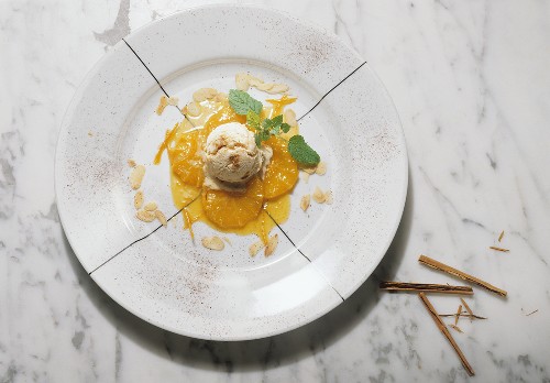 Almond-Cracknel Icecream with Orange Slices