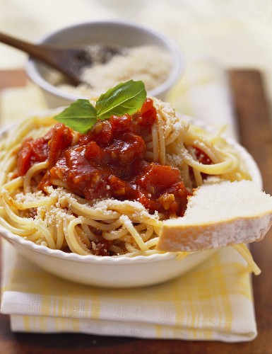 Spaghetti with tomato sauce and Parmesan; white bread