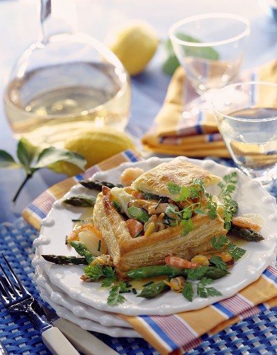 Gefüllte Blätterteigpastete mit Meeresfrüchten und Spargel