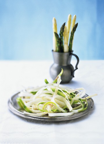 Green and white asparagus, peeled with peelings