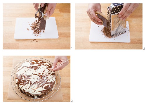 Decorating a cake with a marbled decoration