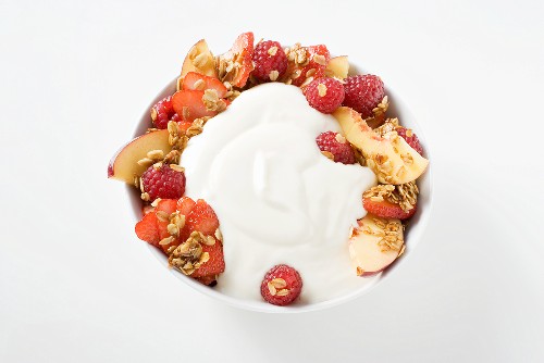 Summer muesli with berries and yoghurt