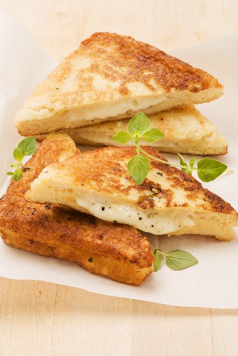 Mozzarella in carrozza (fried mozzarella bread)