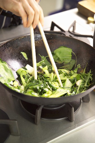 Preparing pak choi with oyster sauce