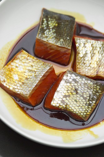 Grilled teriyaki salmon: salmon in teriyaki sauce